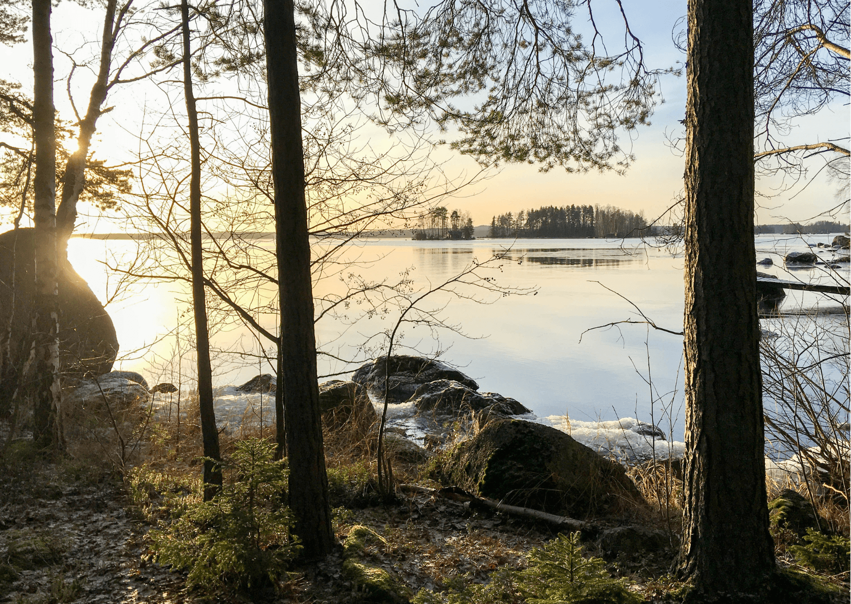 Keväinen maisema Suomessa.