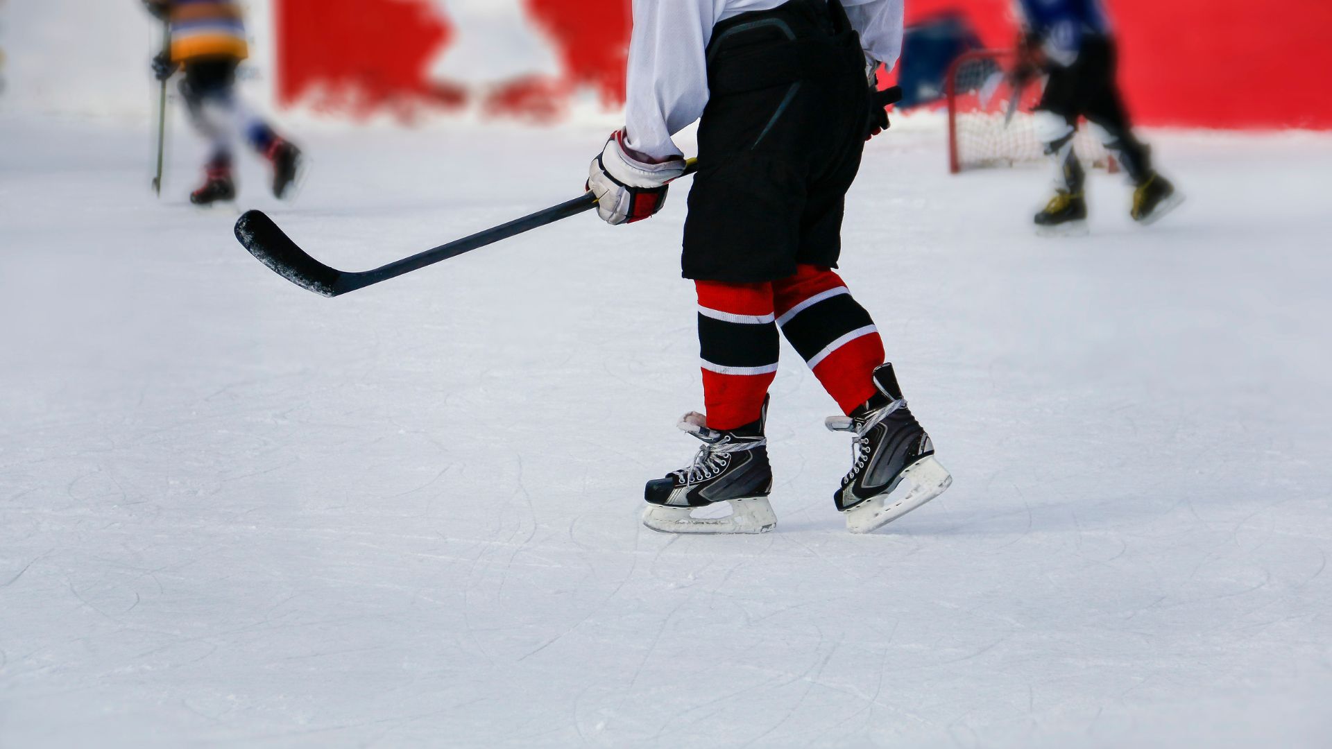 Jääkiekkoa pelaavia nuoria.